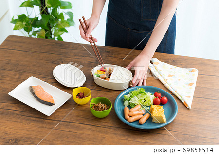 お弁当を作る主婦 お弁当を作る主婦 69858514