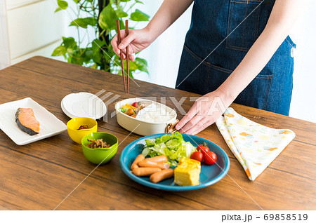 お弁当を作る主婦 69858519