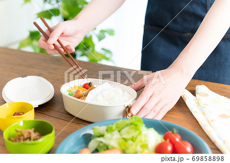 お弁当を作る主婦 69858898