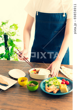 お弁当を作る主婦 69858911