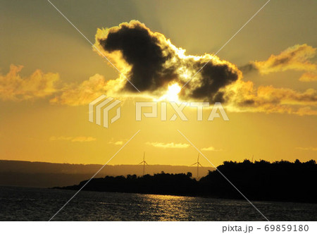 夕暮れ 夕日 夕焼け 69859180