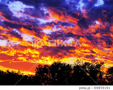 夕暮れ 夕日 夕焼け 69859191