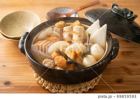 土鍋で煮込んだおでん 69859593