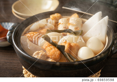 土鍋で煮込んだおでん 土鍋で煮込んだおでん 69859598