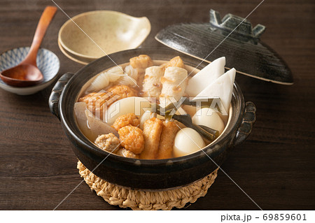 土鍋で煮込んだおでん 69859601