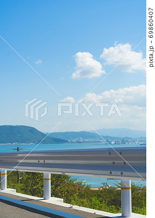 夏の青空と入道雲 69860407