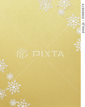 雪の結晶で飾った金色の背景 - 複数のバリエーションがあります 雪の結晶で飾った金色の背景 - 複数のバリエーションがあります 69860674