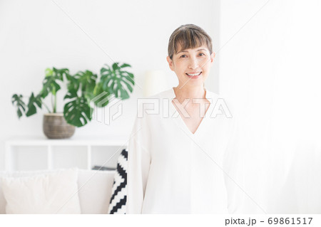 部屋でリラックスするシニア女性 69861517