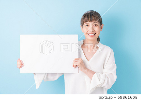 ホワイトボードを持つシニア女性　笑顔 69861608