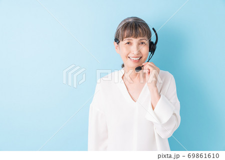 シニア 女性　ヘッドセット 69861610