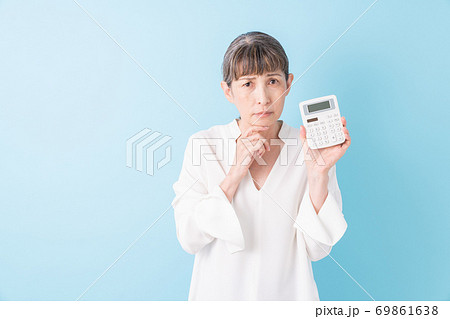 電卓を持つシニア女性　考える 69861638