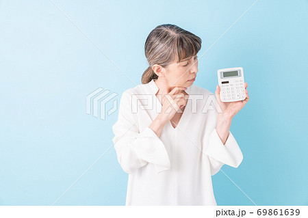電卓を持つシニア女性　考える 69861639