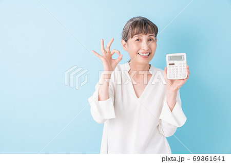 電卓を持つシニア女性 笑顔 電卓を持つシニア女性 笑顔 69861641