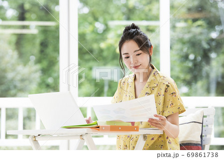 若い女性 テレワーク リモートワーク オンライン会議 オンライン授業 若い女性 テレワーク リモートワーク オンライン会議 オンライン授業 69861738