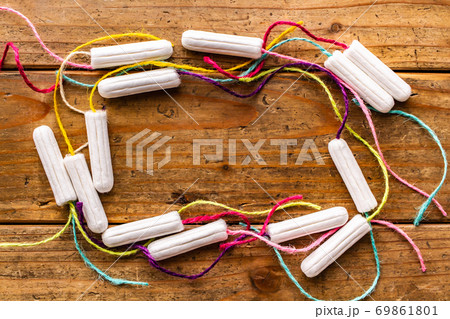 カラフルなタンポン ナチュラルな木目背景 カラフルなタンポン ナチュラルな木目背景 69861801