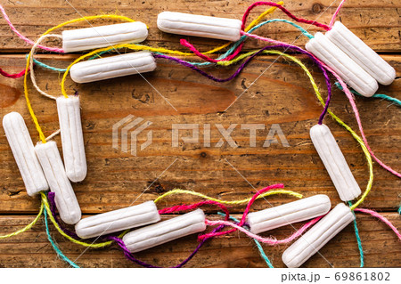 カラフルなタンポン ナチュラルな木目背景 カラフルなタンポン ナチュラルな木目背景 69861802