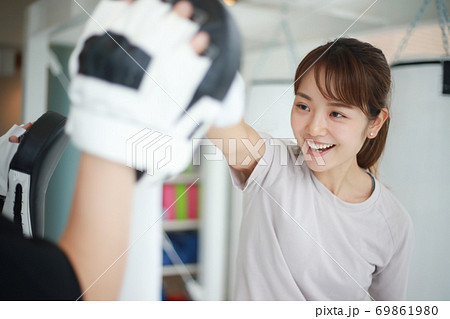 ミット打ちをする女性 ミット打ちをする女性 69861980