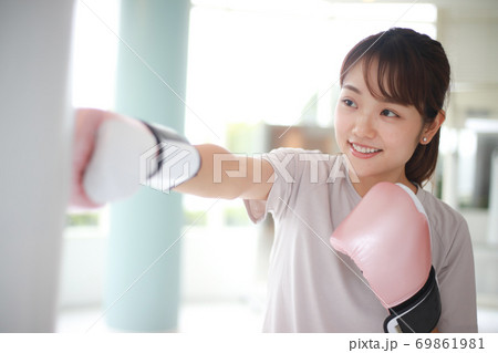 サンドバッグを叩く女性 69861981