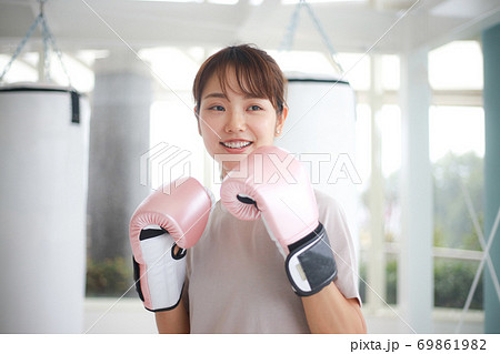 ミット打ちをする女性 ミット打ちをする女性 69861982