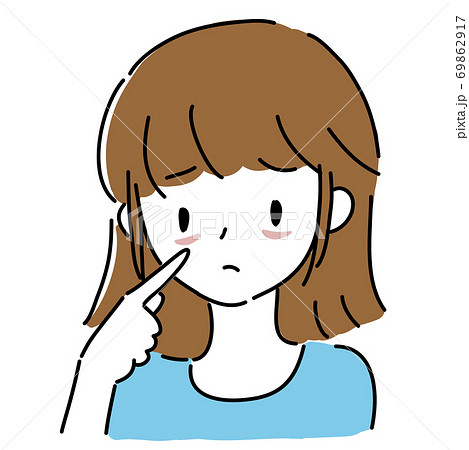 目の下にクマがある若い女性 69862917