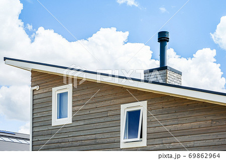 煙突のある片流れ屋根住宅 69862964