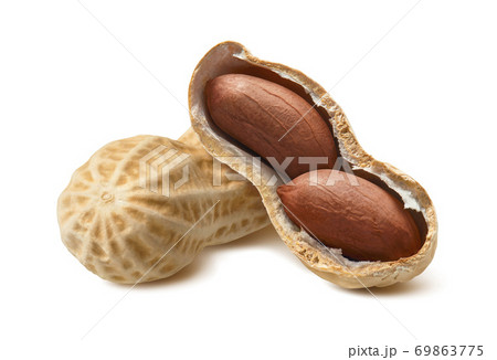 Whole and broken peanuts isolated on white background 69863775