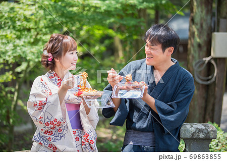 夏祭りにきて焼きそばやたこ焼きを食べる男女 夏祭りにきて焼きそばやたこ焼きを食べる男女 69863855