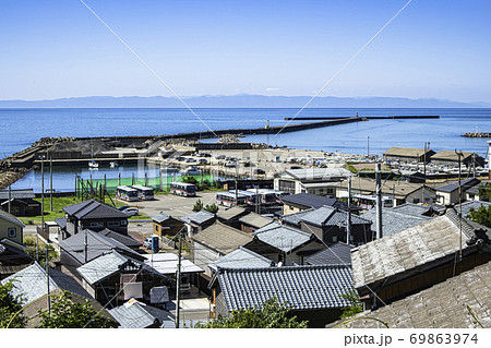丘から見た出雲崎港と妻入りの街並み (沖合に見える佐渡) 69863974