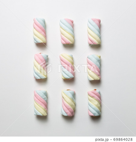 Colorful marshmallow on white background. flat lay, top view. Delicious snacks pattern background 69864028