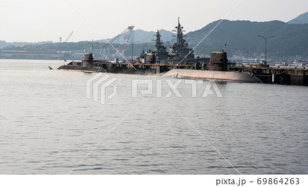 広島呉市の旧呉鎮守府兵器部護岸の景色 広島呉市の旧呉鎮守府兵器部護岸の景色 69864263