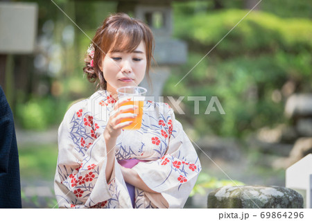 夏祭りにきた女性 夏祭りにきた女性 69864296