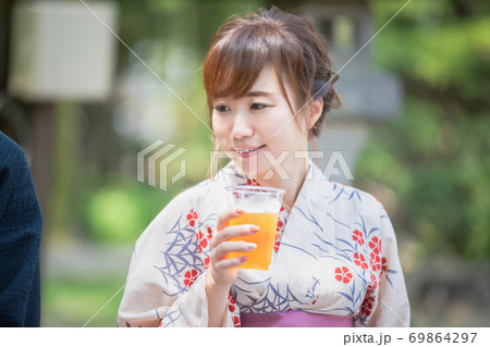 夏祭りにきた女性 夏祭りにきた女性 69864297
