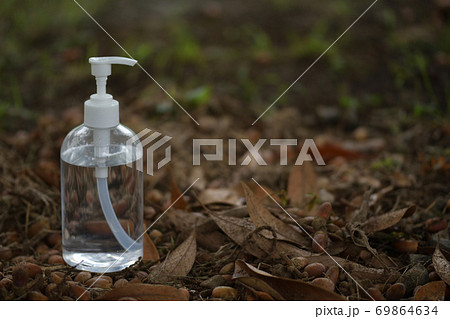 コロナ対策に欠かせないアルコール消毒液 コロナ対策に欠かせないアルコール消毒液 69864634