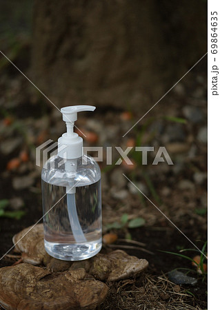 コロナ対策に欠かせないアルコール消毒液 コロナ対策に欠かせないアルコール消毒液 69864635