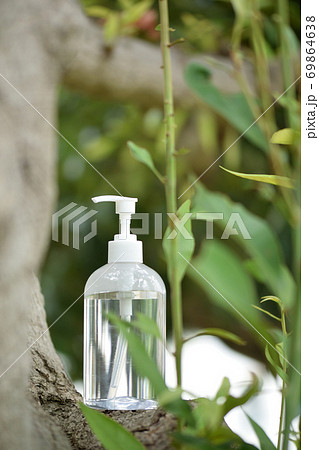 コロナ対策に欠かせないアルコール消毒液 コロナ対策に欠かせないアルコール消毒液 69864638