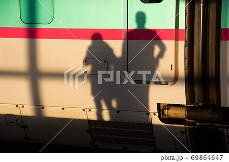 列車に映った旅行に出発する二人の影 69864647