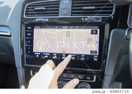 カーナビを操作する様子 69865710