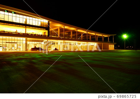 新しい観光スポッ夜のト金沢港クルーズターミナルライトアップ緑模様 新しい観光スポッ夜のト金沢港クルーズターミナルライトアップ緑模様 69865725