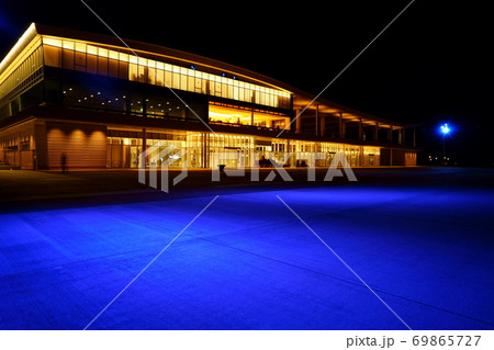 新しい観光スポッ夜のト金沢港クルーズターミナルライトアップ全面青 69865727