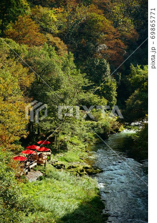 山中温泉のあやとり橋から見た赤い日よけの川床縦 山中温泉のあやとり橋から見た赤い日よけの川床縦 69865771