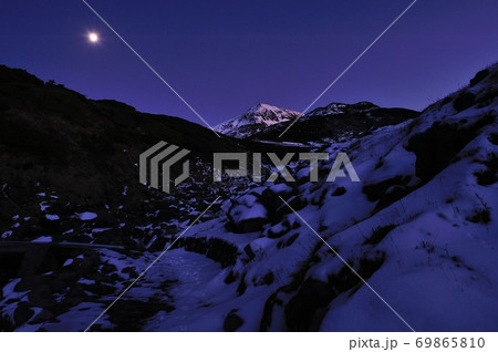 月明りに照らされる立山連峰（浄土山） 69865810