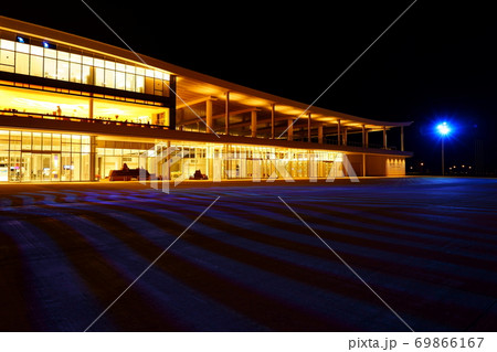 新しい観光スポット夜の金沢港クルーズターミナルライトアップ青模様 69866167