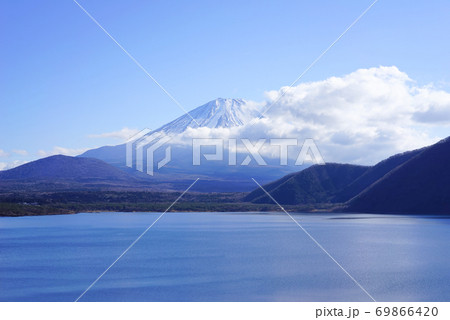 本栖湖と富士山、山梨県、日本 69866420