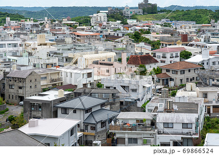 首里城の東のアザナから見る那覇市街の風景 69866524