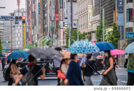 日本の東京都市景観 東京・銀座、マスク姿が目立つ。新型コロナウイルスの脅威が今も続く=9月25日 日本の東京都市景観 東京・銀座、マスク姿が目立つ。新型コロナウイルスの脅威が今も続く=9月25日 69866605
