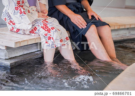 足湯に入る男女 足湯に入る男女 69866701