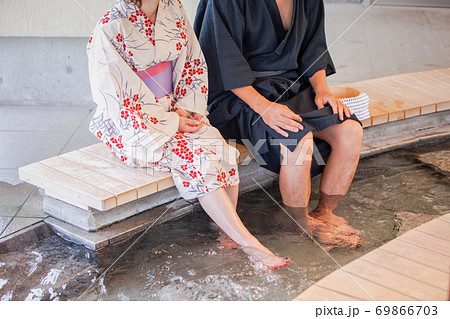 足湯に入る男女 足湯に入る男女 69866703