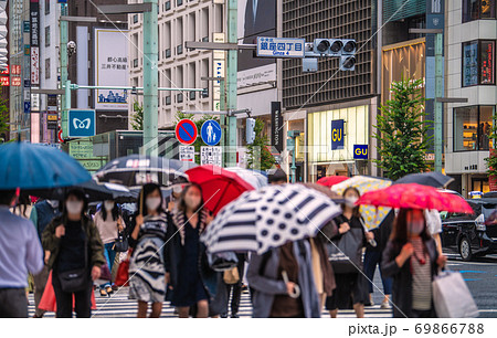 日本の東京都市景観 東京・銀座、マスク姿が目立つ。新型コロナウイルスの脅威が今も続く＝9月25日 69866788