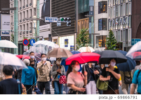 日本の東京都市景観 東京・銀座、マスク姿が目立つ。新型コロナウイルスの脅威が今も続く＝9月25日 69866791