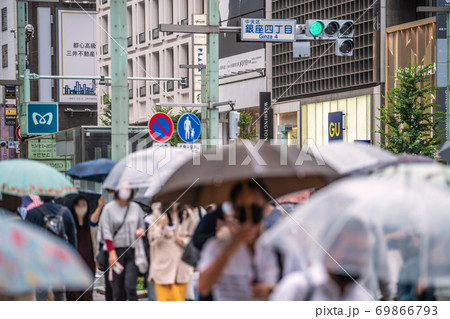 日本の東京都市景観 東京・銀座、マスク姿が目立つ。新型コロナウイルスの脅威が今も続く=9月25日 日本の東京都市景観 東京・銀座、マスク姿が目立つ。新型コロナウイルスの脅威が今も続く=9月25日 69866793